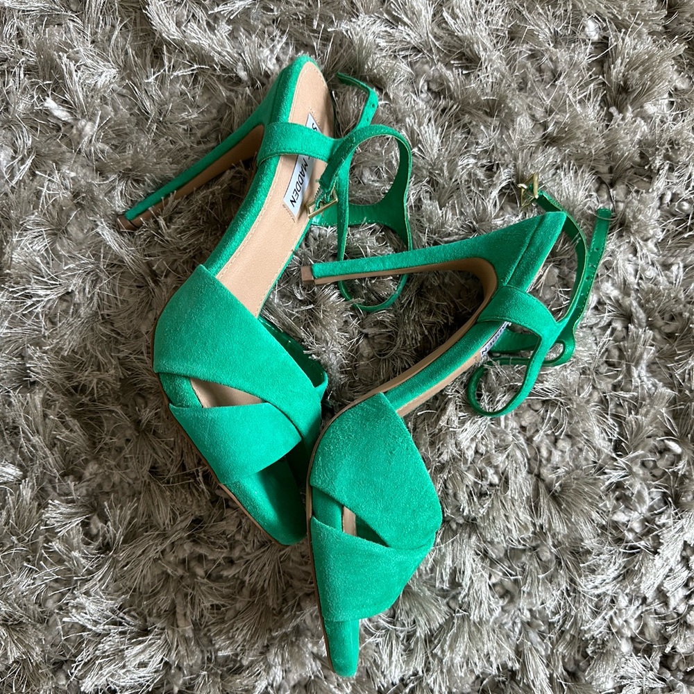 Green suede Steve Madden sandals with heel. Size 9. Never worn.